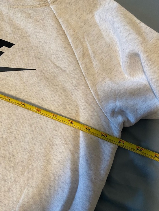 Nike Women's Medium Light Grey  Crewneck Sweatshirt - Picture 8 of 8